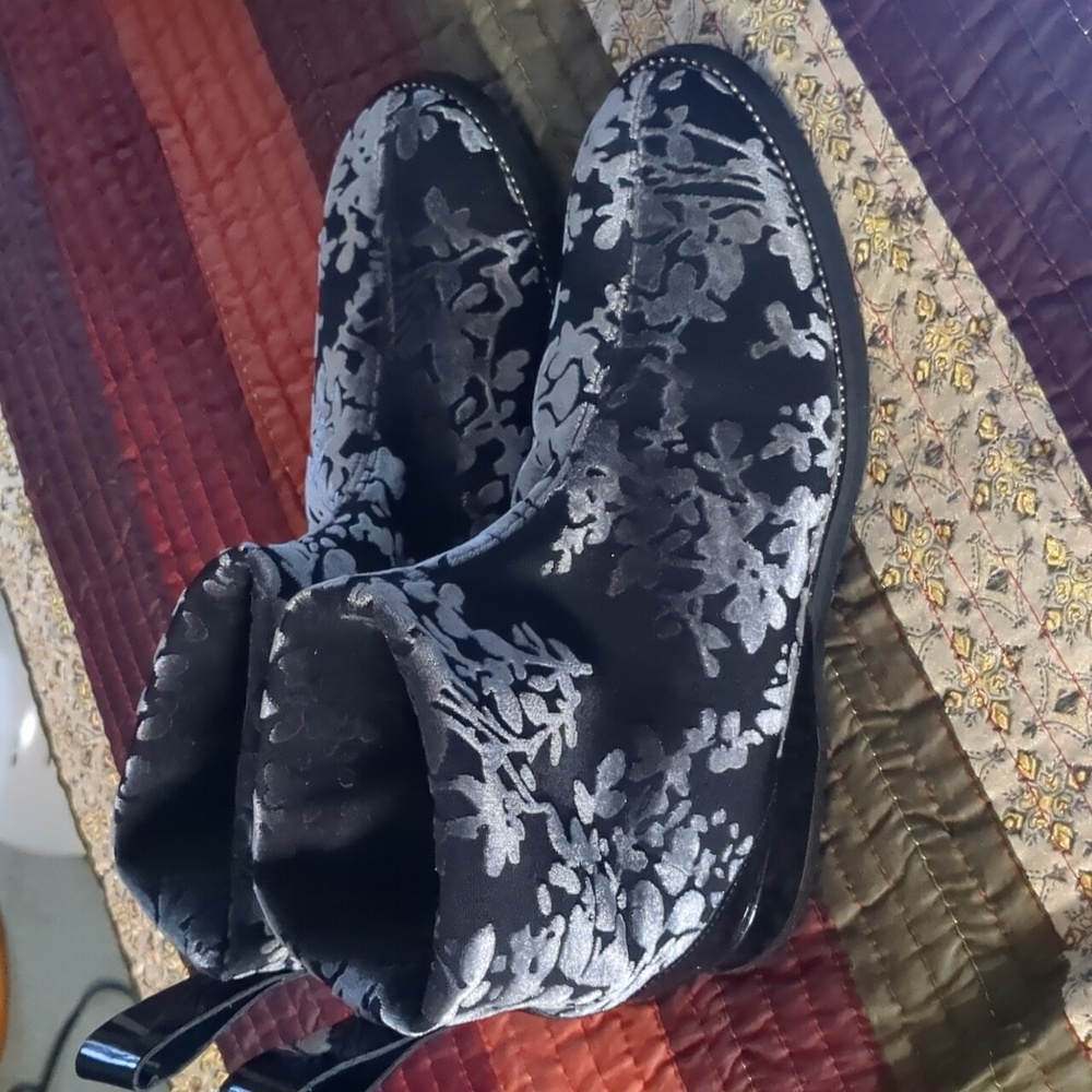 AMALFI* Emiliano soft floral ankle boot w/patent accent slight wedge sole sz 6.5